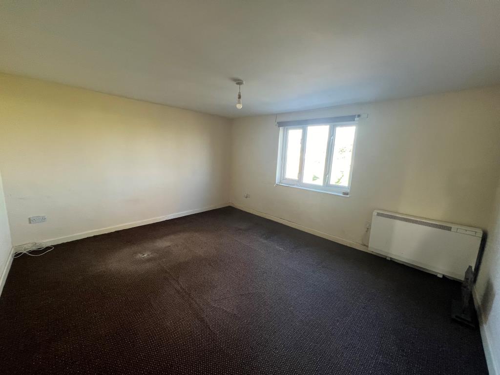 Lot: 18 - FREEHOLD MIXED USE PROPERTY WITH PLANNING FOR CONVERSION - Living room of first floor flat